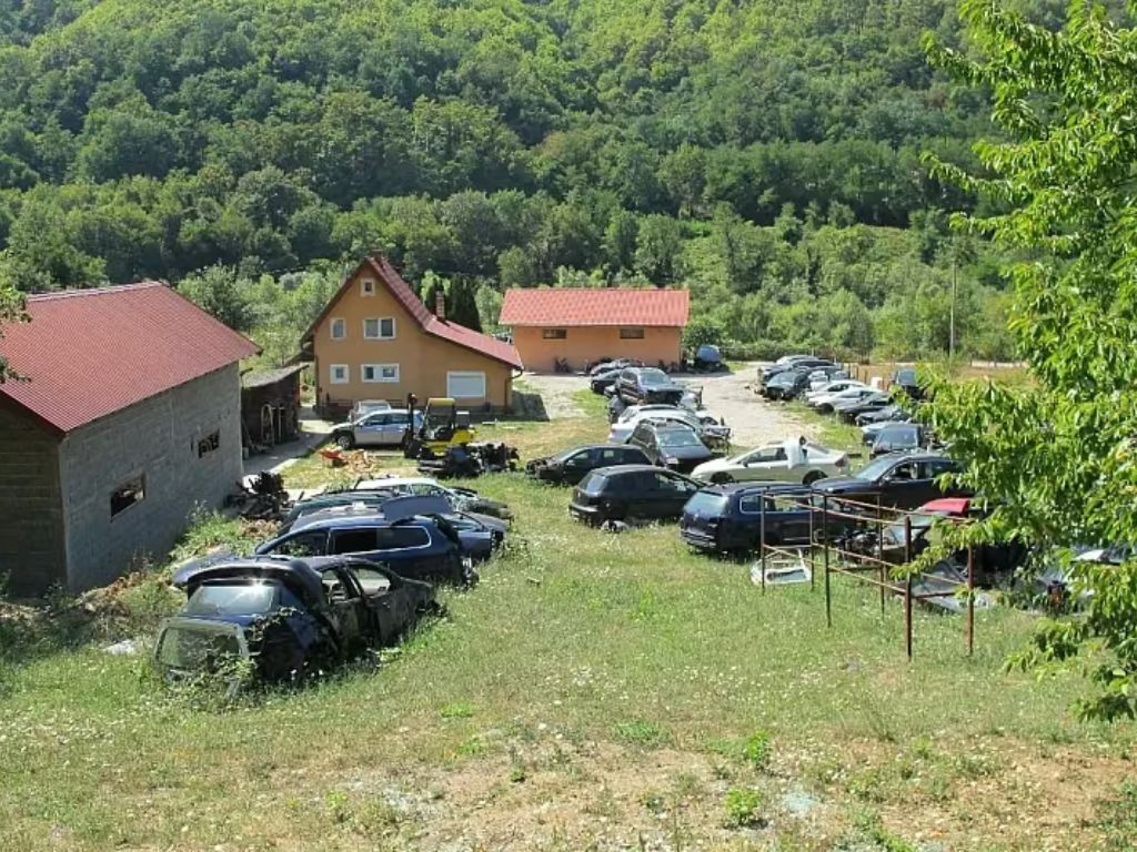 U Foči zaplijenjeno 11 vozila iz Velike Britanije