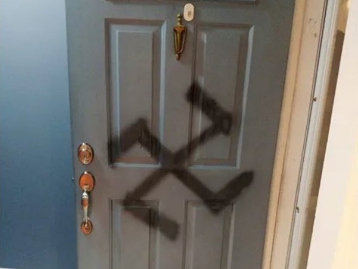 U Francuskoj izbodena Židovka, na vratima stana joj nacrtan nacistički znak