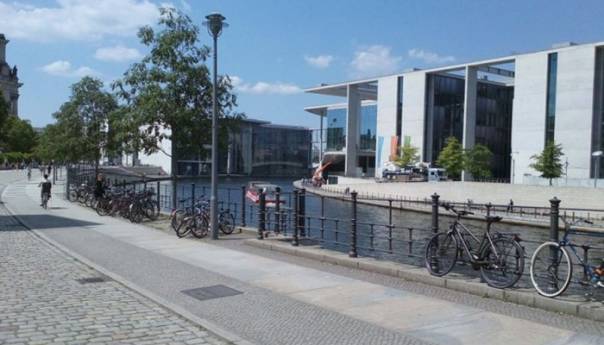 U Francuskoj stroge zabrane kretanja, dok se u Berlinu druže po parkovima