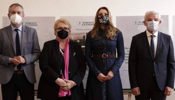 U Galeriji 'Preporod' izložba 'Diplomatski put Alije Izetbegovića'