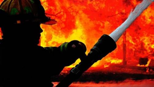 U gašenju požara u Travniku povrijeđen vatrogasac