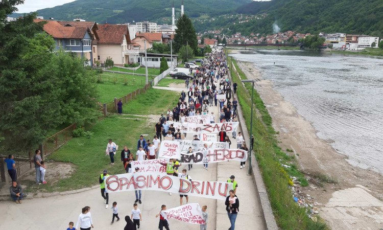 U Goraždu održana mirna protestna šetnja 'Spasimo Drinu'