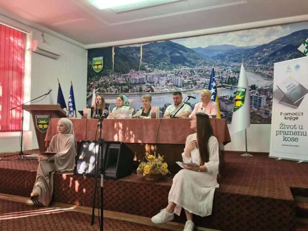 U Goraždu promovisana knjiga "Život u pramenu kose" Enise Grabus