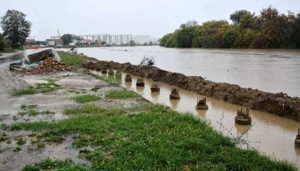 U Gračacu poplavljeno najmanje 59 kuća, ljudi na sigurnom