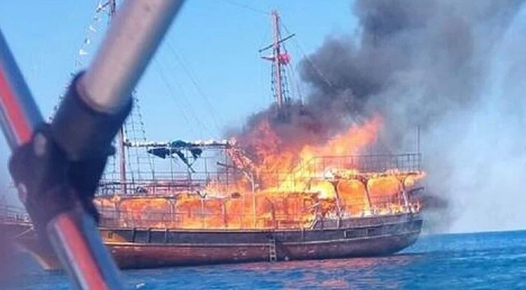 U Grčkoj izgorio turistički brod, putnici skakali u vodu