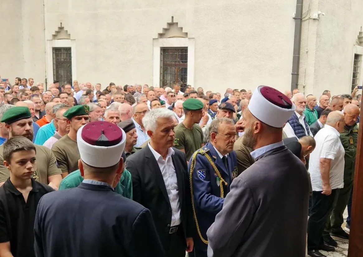 U haremu Begove džamije klanjana dženaza komandantu Eminu Švrakiću