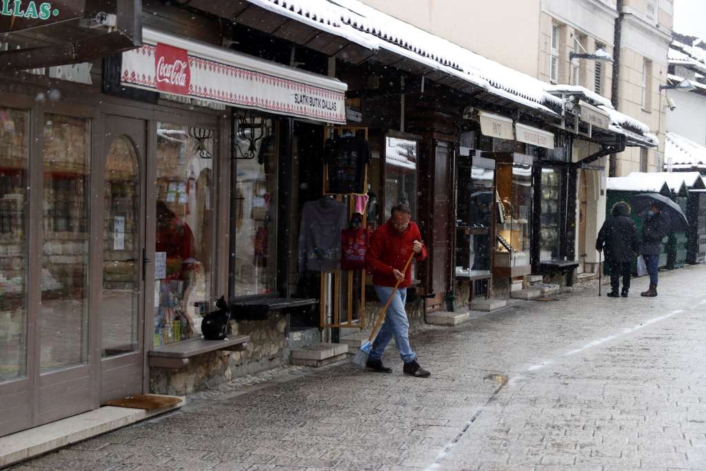 U Hercegovini pretežno sunčano, u ostatku zemlje oblačno sa kišom i snijegom