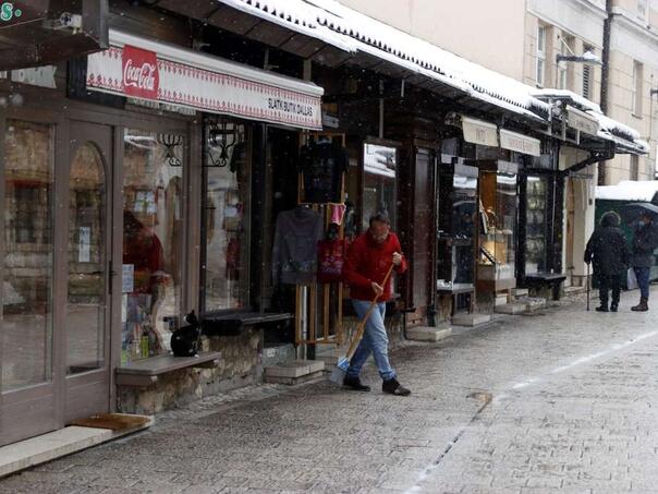 U Hercegovini pretežno sunčano, u ostatku zemlje oblačno sa kišom i snijegom