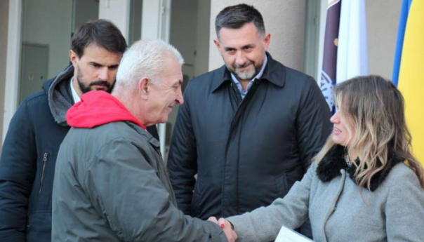 U Hrasnici 33 porodice iz kolektivnih centara dobile ključeve stanova