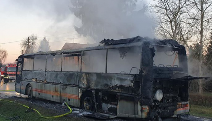 U Hrvatskoj izgorio školski autobus, djeca evakuirana