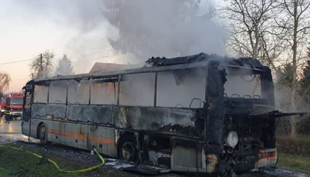 U Hrvatskoj izgorio školski autobus, djeca evakuirana
