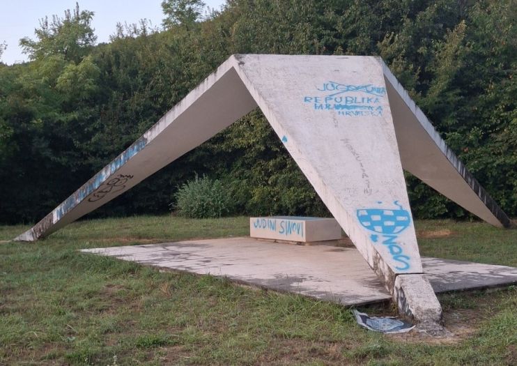 U Hrvatskoj uništen spomenik partizanima koje su strijeljale ustaše