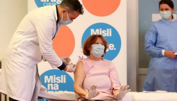 U Hrvatskoj vakcinisana prva osoba Pfizerovom vakcinom
