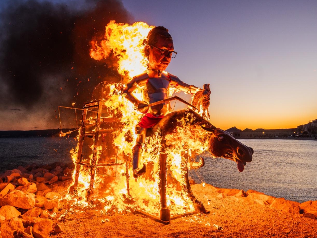 U Hrvatskoj zapaljena Vučićeva lutka, izgorio i Putin