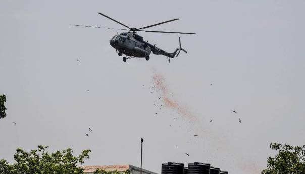 U Indiji iz aviona i helikoptera posipane latice cvijeća na bolnice