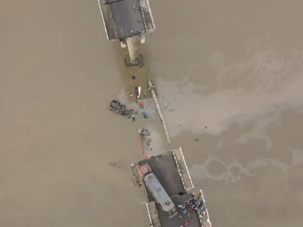 U Indiji se srušio most, poginulo devet ljudi