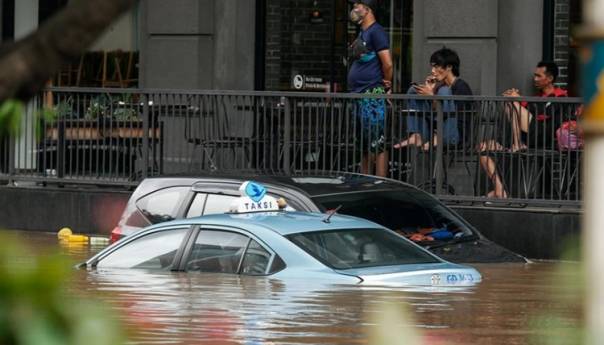 U Indoneziji poplavama pogođeno oko 28.000 stanovnika