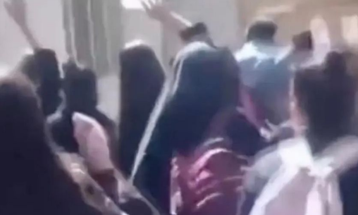 U Iranu otrovane djevojčice koje su učestvovale na protestima protiv nošenja hidžaba