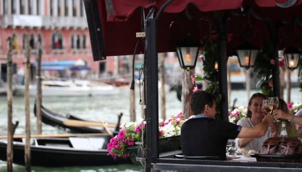 U Italiji od ponedjeljka samo najosnovnije epidemiološke mjere