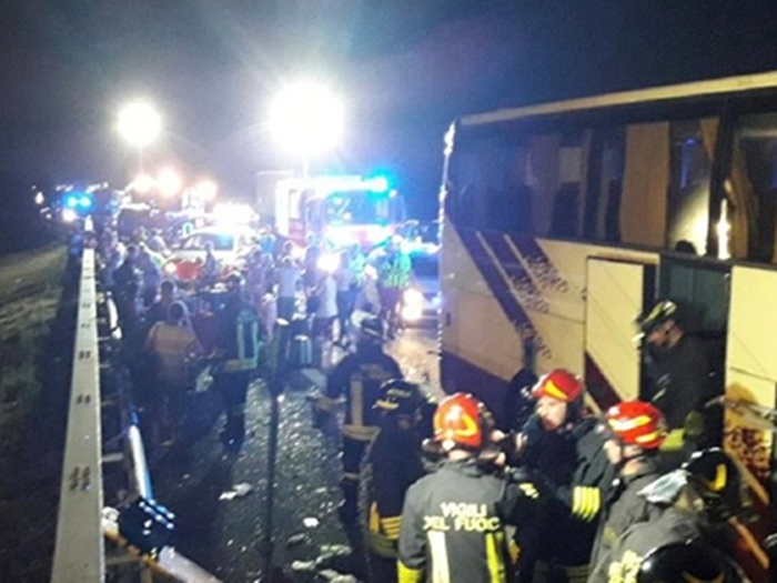U Italiji se sudarili kamion i autobus pun ukrajinskih turista