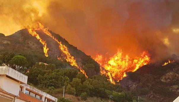 U Italiji više od 500 požara, na Siciliji temperatura 48,8 stepeni