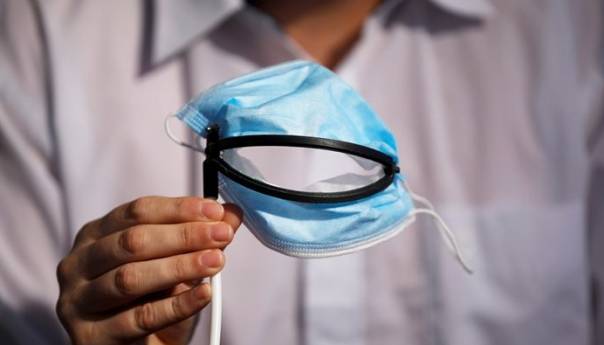 U Izraelu patentirali masku s pomičnim otvorom za jelo