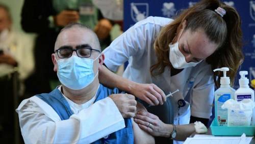 U Izraelu više od 500.000 ljudi dobilo četvrtu dozu vakcine protiv Covida