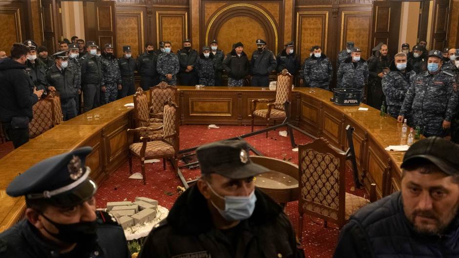 U Jerevanu demonstranti upali u institucije