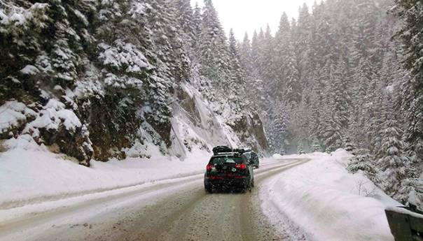 U jugozapadnim krajevima mjestimično jak vjetar formira sniježne nanose