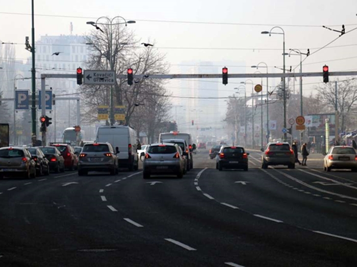U jutarnjim satima na dionicama u kotlinama i uz riječne tokove smanjena vidljivost zbog magle