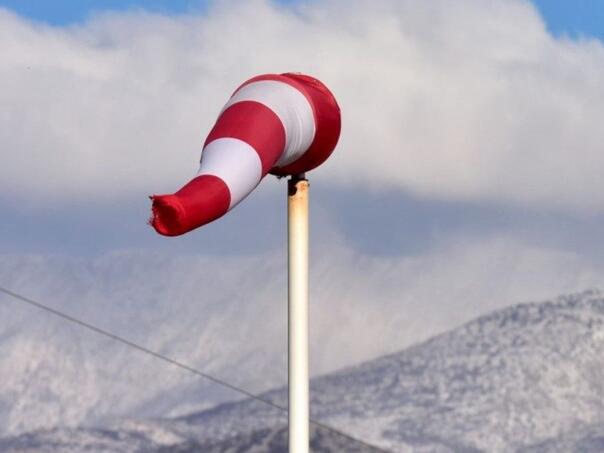 U južnim krajevima BiH vidljivost smanjena zbog magle, na zapadu jaki udari vjetra