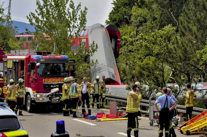 U južnoj Njemačkoj voz iskočio iz šina, poginule tri osobe