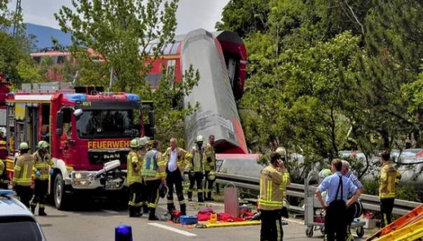 U južnoj Njemačkoj voz iskočio iz šina, poginule tri osobe