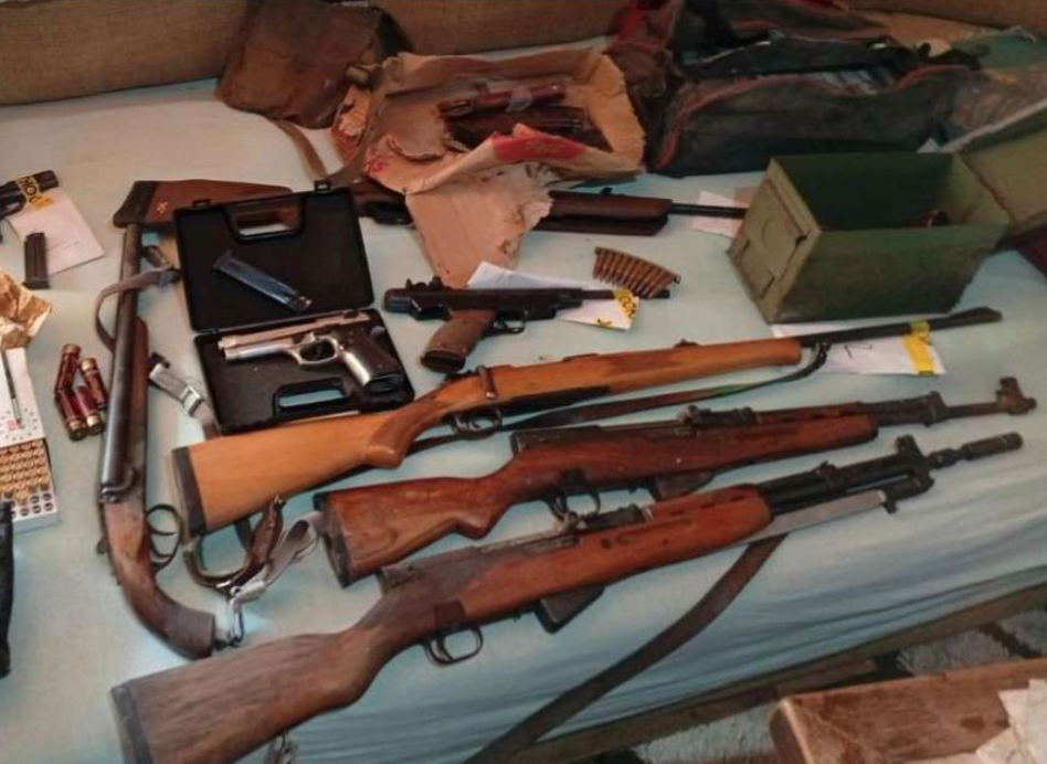 U Kalesiji pronađen arsenal oružja i 33.000 eura, uhapšen za lihvarstvo