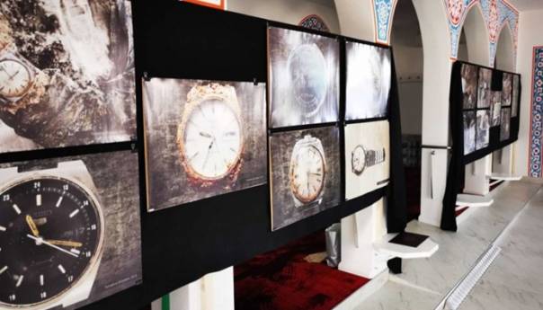 U Kamičanima izložba fotografija satova žrtava pronađenih u masovnim grobnicama