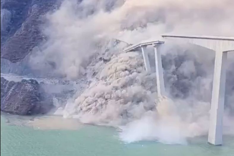 U Kini se srušio most koji je nedavno otvoren