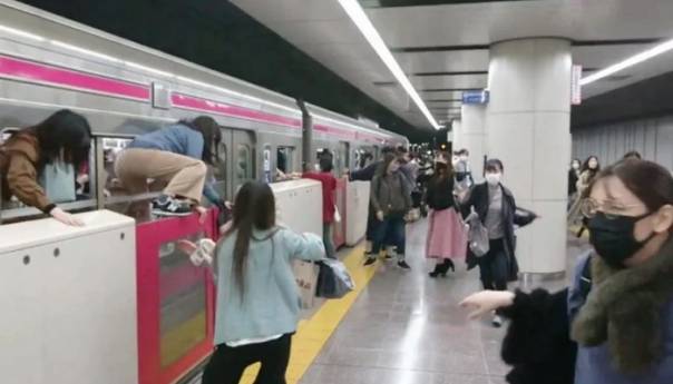 U kostimu Jokera iz Betmena terorizirao putnike u vozu u Tokiju