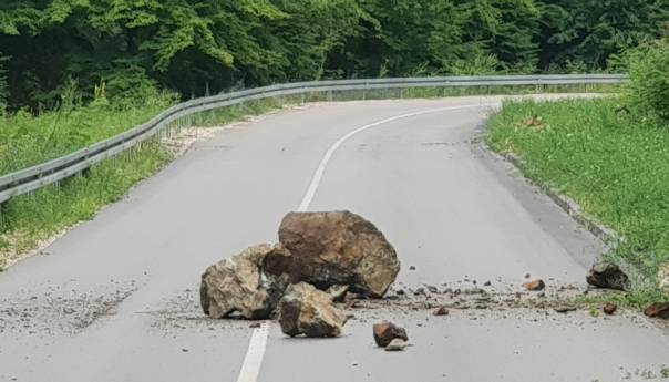 U kotlinama i uz riječne tokove vidljivost smanjena zbog magle, učestali i odroni