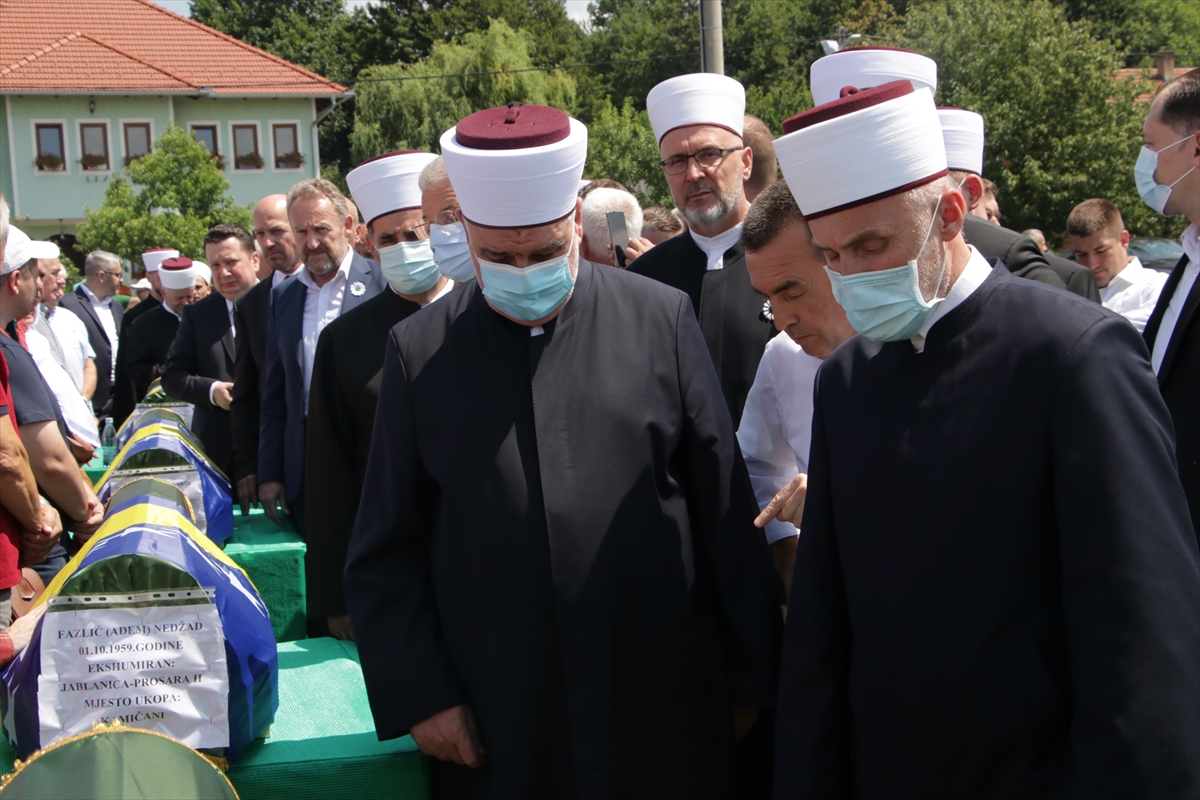 U Kozarcu klanjana kolektivna dženaza za 12 žrtava