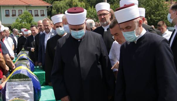 U Kozarcu klanjana kolektivna dženaza za 12 žrtava