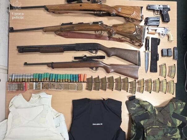 U kući Aca Đukanovića policija pronašla puške, pištolje, pancire...