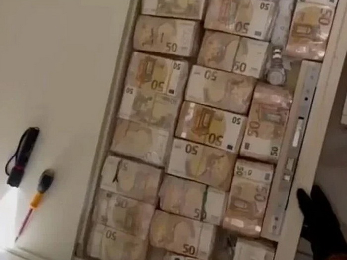U kući narkobosa pronađeno 3,2 miliona eura, kalašnjikovi i 11 Rolex satova