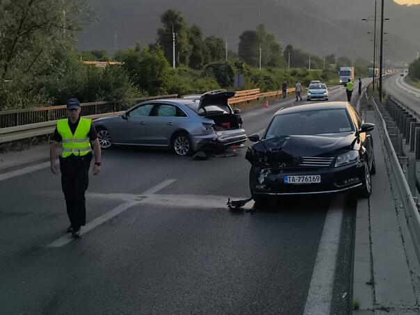 U lančanom sudaru na Ilidži povrijeđen pješak