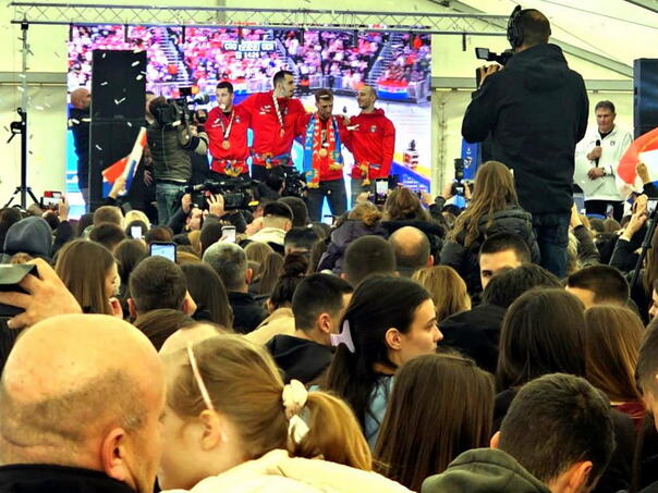 U Ljubuškom nema zabrane: Thompson trešti, navijači luduju...