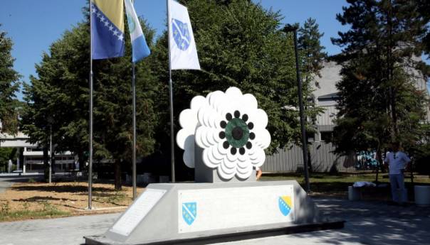 U Lukavcu otvoreno spomen obilježje žrtvama genocida u Srebrenici