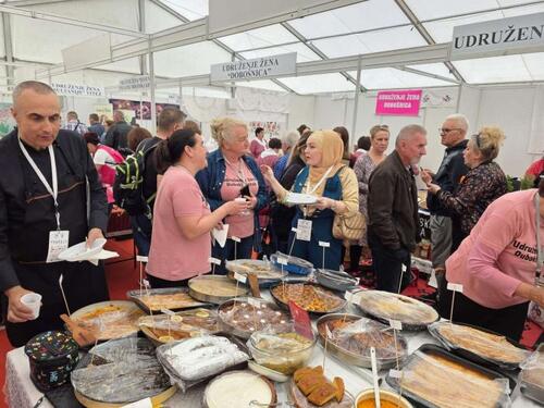 U Lukavcu počeo sajam LIST: Prvi dan obilježila tradicionalna bosanska kuhinja