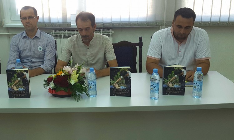 U Lukavcu promovisana knjiga 'Srebrenica zaboraviti ne smijem, halaliti neću'