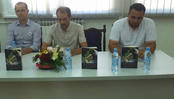 U Lukavcu promovisana knjiga 'Srebrenica zaboraviti ne smijem, halaliti neću'