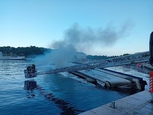 U Makarskoj izgorjela jahta poduzetnika iz Širokog Brijega