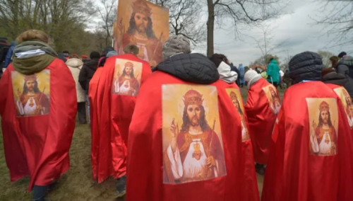 U Međugorju se pojavila skupina u crvenim plaštevima: 'Oni pripadaju sekti'